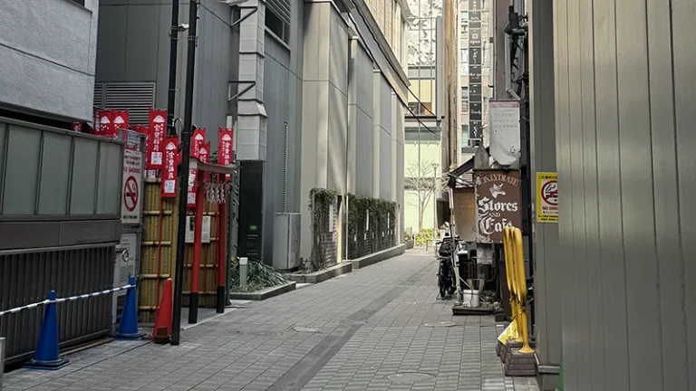 hodo inari shrine in Ginza, tokyo