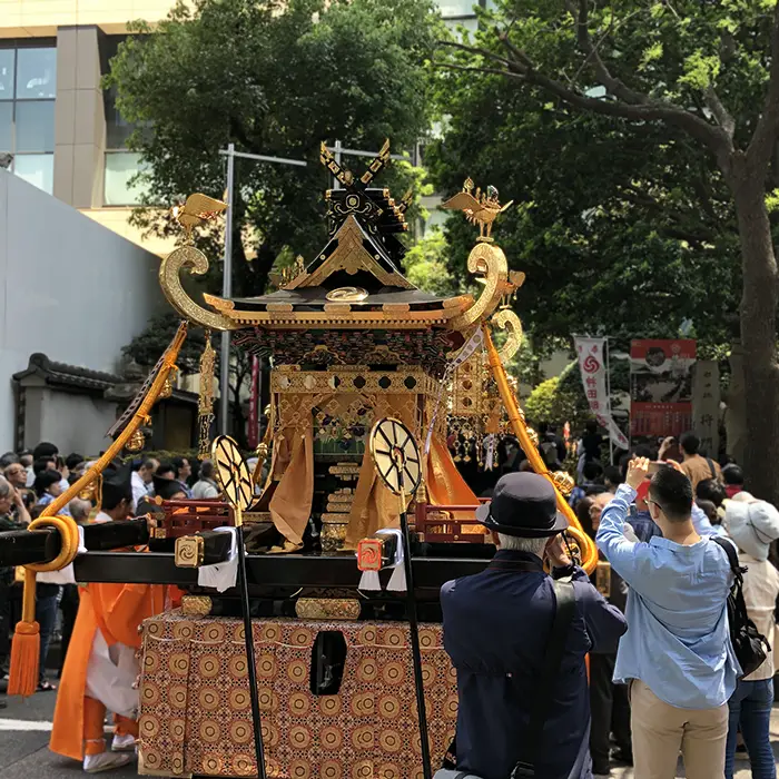 Mikoshi carrying the spirit of Taira no Masakado arriving at the Masakado Kubizuka (Tokyo), during the Kanda Festival, 2019.